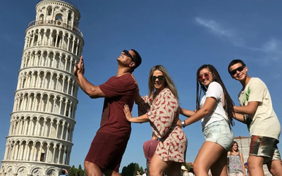 Foto de turistas na torre de Pisa, Itália.